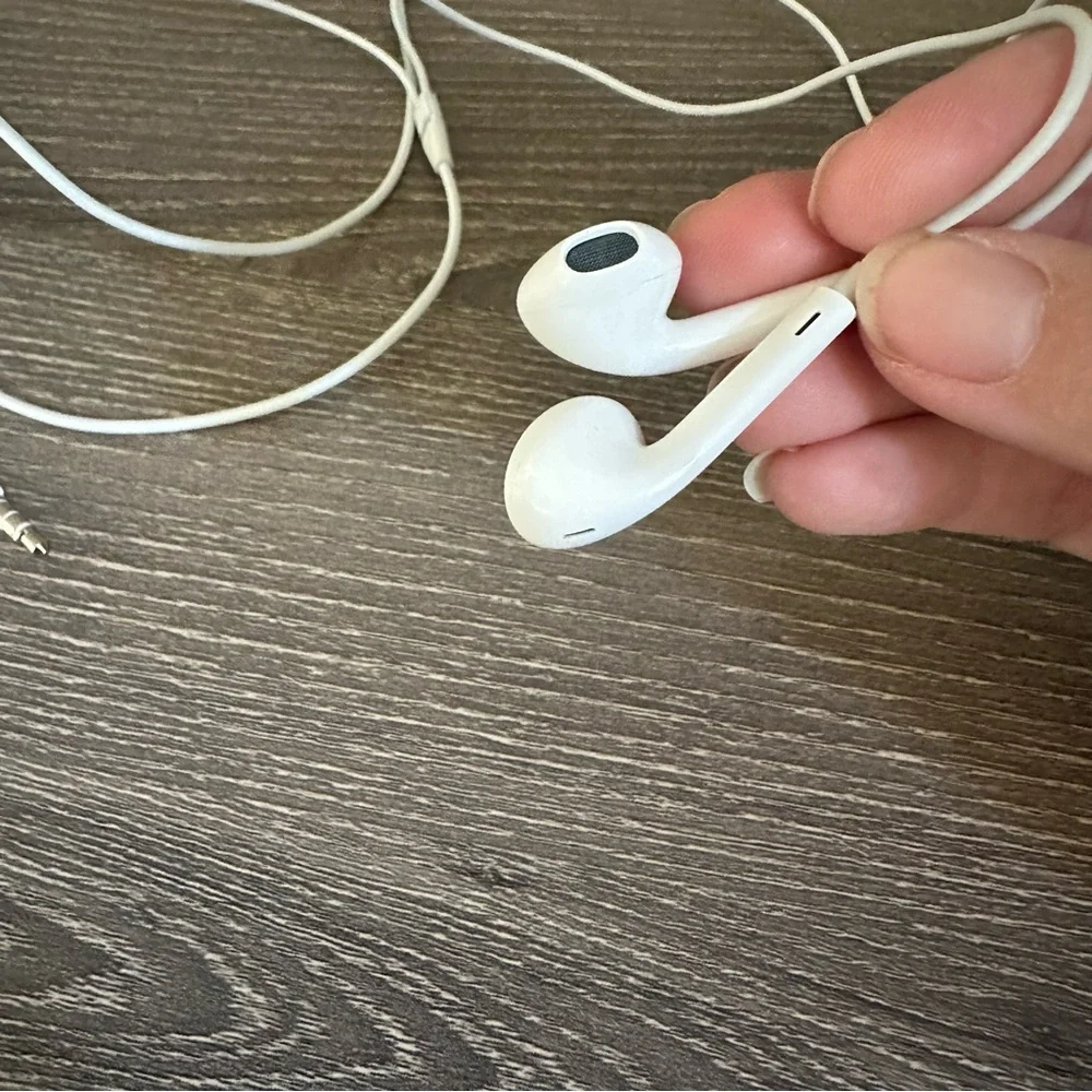 Apple EarPods (3.5mm Headphone Plug) New White Headphones